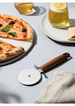 Sinsay - Nóż do pizzy z drewnianą rączką - brązowy ze sklepu Sinsay w kategorii Akcesoria kuchenne - zdjęcie 183876879
