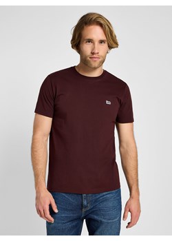 LEE MĘSKA KOSZULKA LEE SS PATCH LOGO TEE VELVET BEET 112355585 ze sklepu YouNeedit.pl w kategorii T-shirty męskie - zdjęcie 183880308