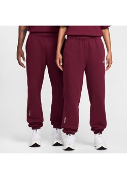 Spodnie dresowe z dzianiny NOCTA NOCTA - Czerwony ze sklepu Nike poland w kategorii Spodnie męskie - zdjęcie 183881536