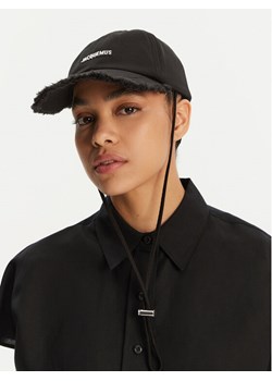 JACQUEMUS Czapka z daszkiem 23E235AC452-5012 Czarny ze sklepu MODIVO w kategorii Czapki z daszkiem męskie - zdjęcie 183882809