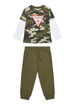 Guess Komplet dziecięcy N5YG00 K8HM4 Khaki Regular Fit ze sklepu MODIVO w kategorii Dresy chłopięce - zdjęcie 183885449