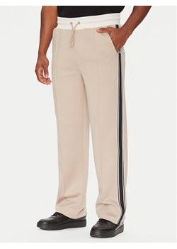 Guess Spodnie dresowe Z5YB14 KCRU2 Beżowy Regular Fit ze sklepu MODIVO w kategorii Spodnie męskie - zdjęcie 183885508