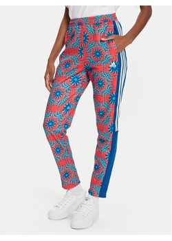 adidas Spodnie dresowe FARM Rio IQ4492 Czerwony Regular Fit ze sklepu MODIVO w kategorii Spodnie damskie - zdjęcie 183885566