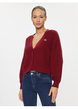 Tommy Jeans Kardigan Essential Badge DW0DW16531 Bordowy Relaxed Fit ze sklepu MODIVO w kategorii Swetry damskie - zdjęcie 183890097