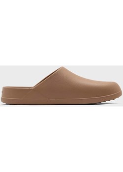 Crocs Chodaki &quot;Dylan&quot; w kolorze jasnobrązowym ze sklepu Limango Polska w kategorii Klapki damskie - zdjęcie 183893767