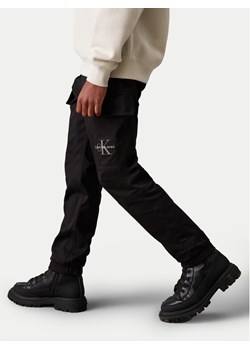 Calvin Klein Jeans Joggery Essential IB0IB02270 Czarny Regular Fit ze sklepu MODIVO w kategorii Spodnie chłopięce - zdjęcie 183894975