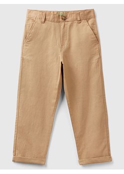 Benetton Lniane spodnie chino - Regular fit - w kolorze jasnobrązowym ze sklepu Limango Polska w kategorii Spodnie chłopięce - zdjęcie 183899596