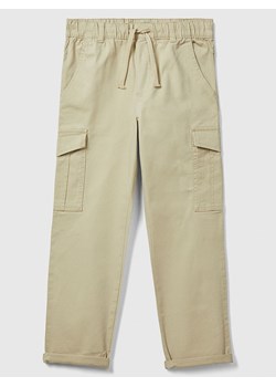 Benetton Bojówki w kolorze beżowym ze sklepu Limango Polska w kategorii Spodnie chłopięce - zdjęcie 183899615