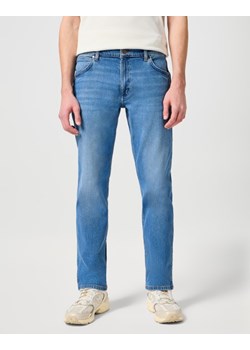 WRANGLER MĘSKIE SPODNIE JEANSOWE WRANGLER GREENSBORO NEW FAVORITE 112322662 ze sklepu YouNeedit.pl w kategorii Jeansy męskie - zdjęcie 183902457