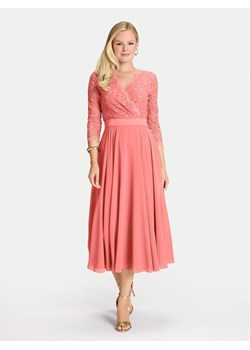 Swing Sukienka koktajlowa 5AE29100 Koralowy Regular Fit ze sklepu MODIVO w kategorii Sukienki - zdjęcie 183904276