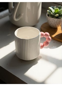 Sinsay - Kubek ceramiczny z ozdobnym uchem i ryflowaniem - różowy ze sklepu Sinsay w kategorii Kubki - zdjęcie 183923718