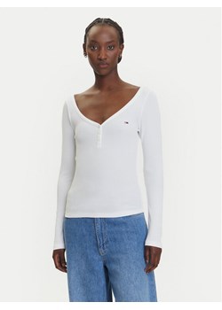 Tommy Jeans Bluzka Henley DW0DW20903 Biały Slim Fit ze sklepu MODIVO w kategorii Bluzki damskie - zdjęcie 183924866