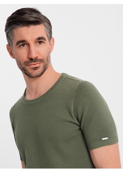 Dzianinowa koszulka męska z delikatną drobną strukturą -   oliwkowa V5 OM-TSCT-0244 ze sklepu ombre w kategorii T-shirty męskie - zdjęcie 183933626