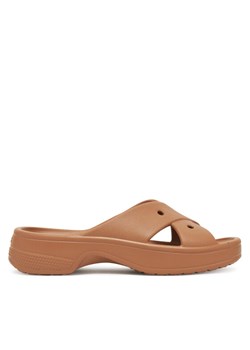 Crocs Klapki Cross Strap 210840 Brązowy ze sklepu MODIVO w kategorii Klapki damskie - zdjęcie 183934689