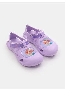 Sinsay - Sandały a efektem holograficznym Disney Princess - fioletowy ze sklepu Sinsay w kategorii Sandały dziecięce - zdjęcie 183937119