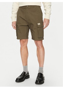 Calvin Klein Jeans Szorty materiałowe J30J327376 Khaki Regular Fit ze sklepu MODIVO w kategorii Spodenki męskie - zdjęcie 183941466