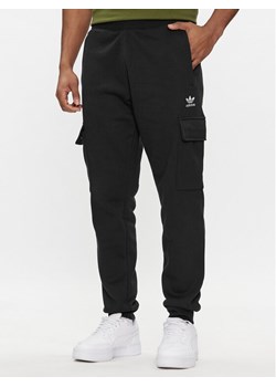 adidas Spodnie dresowe adicolor Trefoil IP2755 Czarny Slim Fit ze sklepu MODIVO w kategorii Spodnie męskie - zdjęcie 183944726