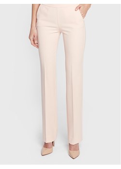 Marciano Guess Spodnie materiałowe 1BGB32 9653Z Różowy Regular Fit ze sklepu MODIVO w kategorii Spodnie damskie - zdjęcie 183944897