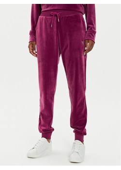 Guess Spodnie dresowe V3BB27 KBXI2 Różowy Regular Fit ze sklepu MODIVO w kategorii Spodnie damskie - zdjęcie 183945569