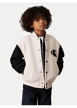 Calvin Klein Jeans Kurtka bomber Varsity IB0IB02294 Beżowy Regular Fit ze sklepu MODIVO w kategorii Kurtki chłopięce - zdjęcie 183945595
