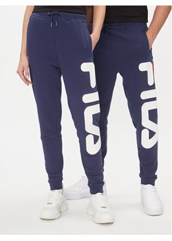 Fila Spodnie dresowe FAU0069 Granatowy Regular Fit ze sklepu MODIVO w kategorii Spodnie męskie - zdjęcie 183946135