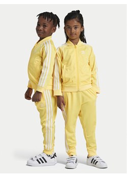 adidas Dres adicolor SST IY4795 Żółty Regular Fit ze sklepu MODIVO w kategorii Dresy chłopięce - zdjęcie 183946177