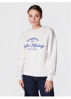 Gina Tricot Bluza Riley 10949 Biały Oversize ze sklepu MODIVO w kategorii Bluzy damskie - zdjęcie 183946619