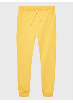 United Colors Of Benetton Spodnie dresowe 3BC1CF02M Żółty Regular Fit ze sklepu MODIVO w kategorii Spodnie chłopięce - zdjęcie 183946737