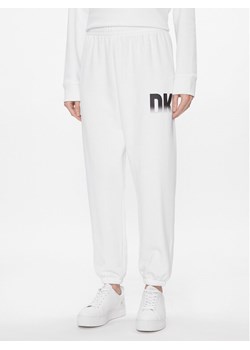 DKNY Sport Spodnie dresowe DP3P3379 Biały Relaxed Fit ze sklepu MODIVO w kategorii Spodnie damskie - zdjęcie 183947068