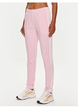 adidas Spodnie dresowe adicolor SST IR8076 Różowy Slim Fit ze sklepu MODIVO w kategorii Spodnie damskie - zdjęcie 183947198