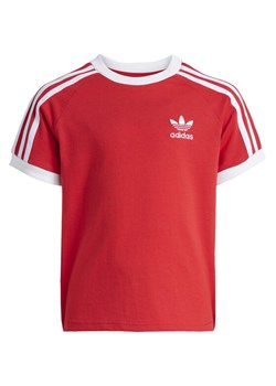 adidas T-Shirt adicolor Trefoil JY3748 Czerwony Loose Fit ze sklepu MODIVO w kategorii T-shirty chłopięce - zdjęcie 183947428