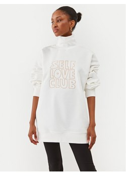 Undress Code Bluza Marilyn Sweatshirt 621 Biały Oversize ze sklepu MODIVO w kategorii Bluzy damskie - zdjęcie 183948428