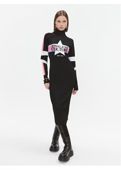 Versace Jeans Couture Sukienka dzianinowa 75HAOM51 Czarny Regular Fit ze sklepu MODIVO w kategorii Sukienki - zdjęcie 183948547
