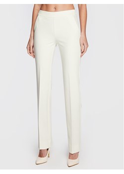 Marciano Guess Spodnie materiałowe 1BGB32 9653Z Écru Regular Fit ze sklepu MODIVO w kategorii Spodnie damskie - zdjęcie 183948815