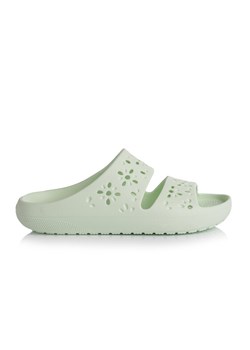 Crocs Klapki Classic Floral Cutout Sandal 210966 Zielony ze sklepu MODIVO w kategorii Klapki damskie - zdjęcie 183949127