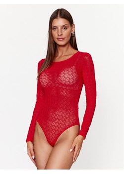 Guess Body O3BM11 KBXA0 Czerwony Slim Fit ze sklepu MODIVO w kategorii Bluzki damskie - zdjęcie 183985145