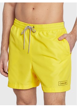 Calvin Klein Swimwear Szorty kąpielowe KM0KM00787 Żółty Regular Fit ze sklepu MODIVO w kategorii Kąpielówki - zdjęcie 183985218
