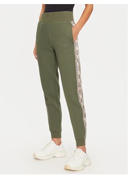 Guess Spodnie dresowe Britney V2YB15 KB3P2 Zielony Regular Fit ze sklepu MODIVO w kategorii Spodnie damskie - zdjęcie 183985227