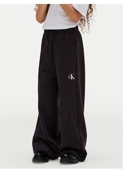 Calvin Klein Jeans Spodnie dresowe IG0IG02875 D Czarny Wide Leg ze sklepu MODIVO w kategorii Spodnie dziewczęce - zdjęcie 183985266