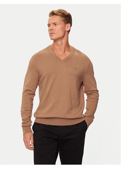 Tommy Hilfiger Sweter MW0MW28047 Beżowy Regular Fit ze sklepu MODIVO w kategorii Swetry męskie - zdjęcie 183985439