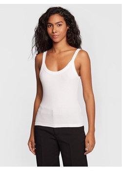 Gina Tricot Top Basic 14188 Biały Slim Fit ze sklepu MODIVO w kategorii Bluzki damskie - zdjęcie 183985445