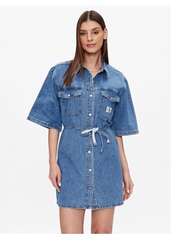 Calvin Klein Jeans Sukienka jeansowa J20J220666 Niebieski Relaxed Fit ze sklepu MODIVO w kategorii Sukienki - zdjęcie 183985456