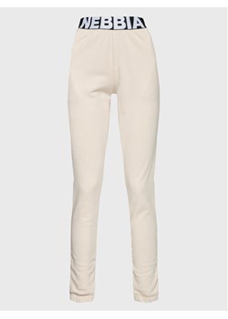 NEBBIA Spodnie dresowe 408 Écru Relaxed Fit ze sklepu MODIVO w kategorii Spodnie damskie - zdjęcie 183985477