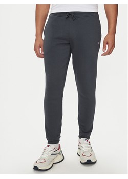 Tommy Jeans Spodnie dresowe Flag DM0DM20473 Szary Slim Fit ze sklepu MODIVO w kategorii Spodnie męskie - zdjęcie 183985628