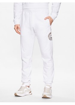 Just Cavalli Spodnie dresowe 74OBAF03 Biały Regular Fit ze sklepu MODIVO w kategorii Spodnie męskie - zdjęcie 183986025