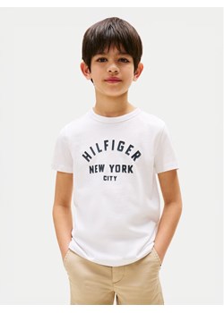 Tommy Hilfiger T-Shirt Curved Graphic KB0KB09800 Biały Regular Fit ze sklepu MODIVO w kategorii T-shirty chłopięce - zdjęcie 183986065