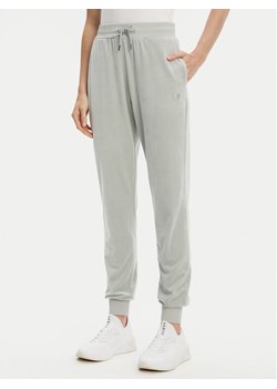 Guess Spodnie dresowe V3BB27 K0232 Zielony Regular Fit ze sklepu MODIVO w kategorii Spodnie damskie - zdjęcie 183992845