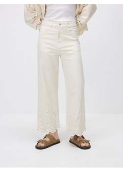 Reserved - Jeansy wide leg z ażurowym wzorem - kremowy ze sklepu Reserved w kategorii Jeansy damskie - zdjęcie 183996687