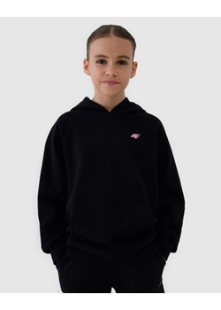 Dziewczęca bluza dresowa nierozpinana z kapturem 4F 4FJWSS25TSWSF1478 - czarna ze sklepu Sportstylestory.com w kategorii Bluzy dziewczęce - zdjęcie 184004476