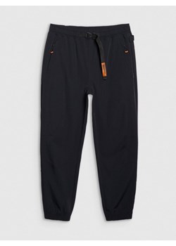 Męskie spodnie casual 4F 4FWSS25TTROM1001 - czarne ze sklepu Sportstylestory.com w kategorii Spodnie męskie - zdjęcie 184005165